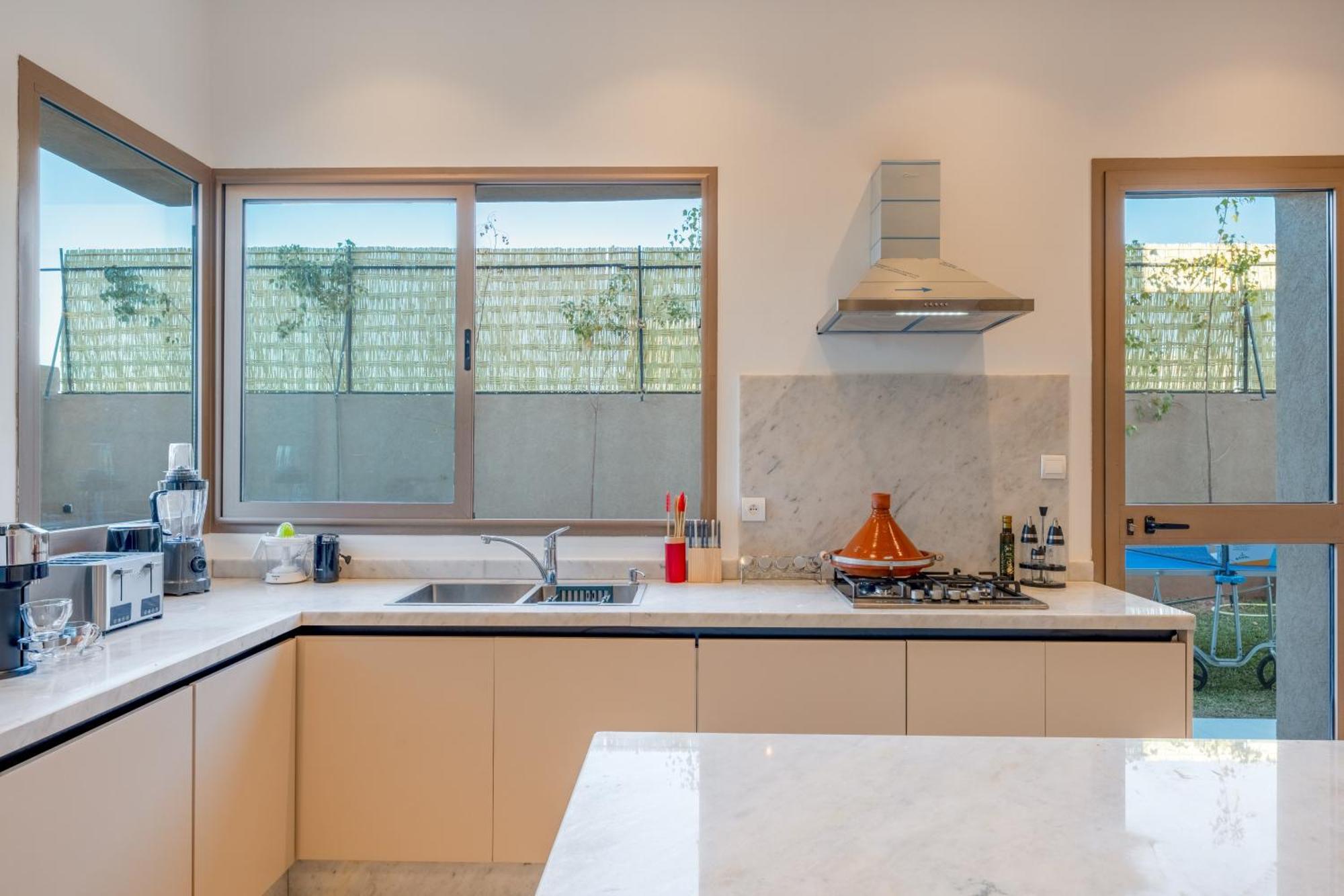 Villa Dar Yas, A 20min Du Centre Avec Piscine Chauffee, Cuisiniere, Chauffeur, Air Hockey, Ping-pong & Jeux De Societe Marrakesh